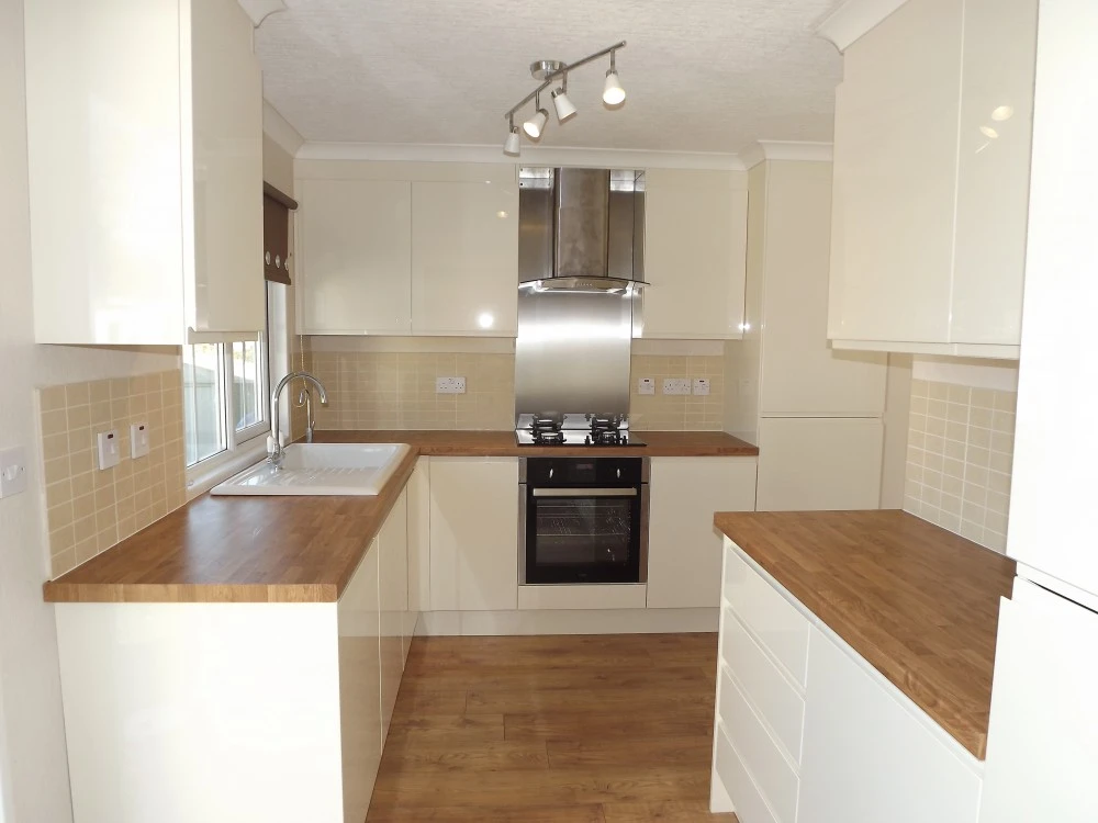 Complete Elegant Welford Kitchen In Cream